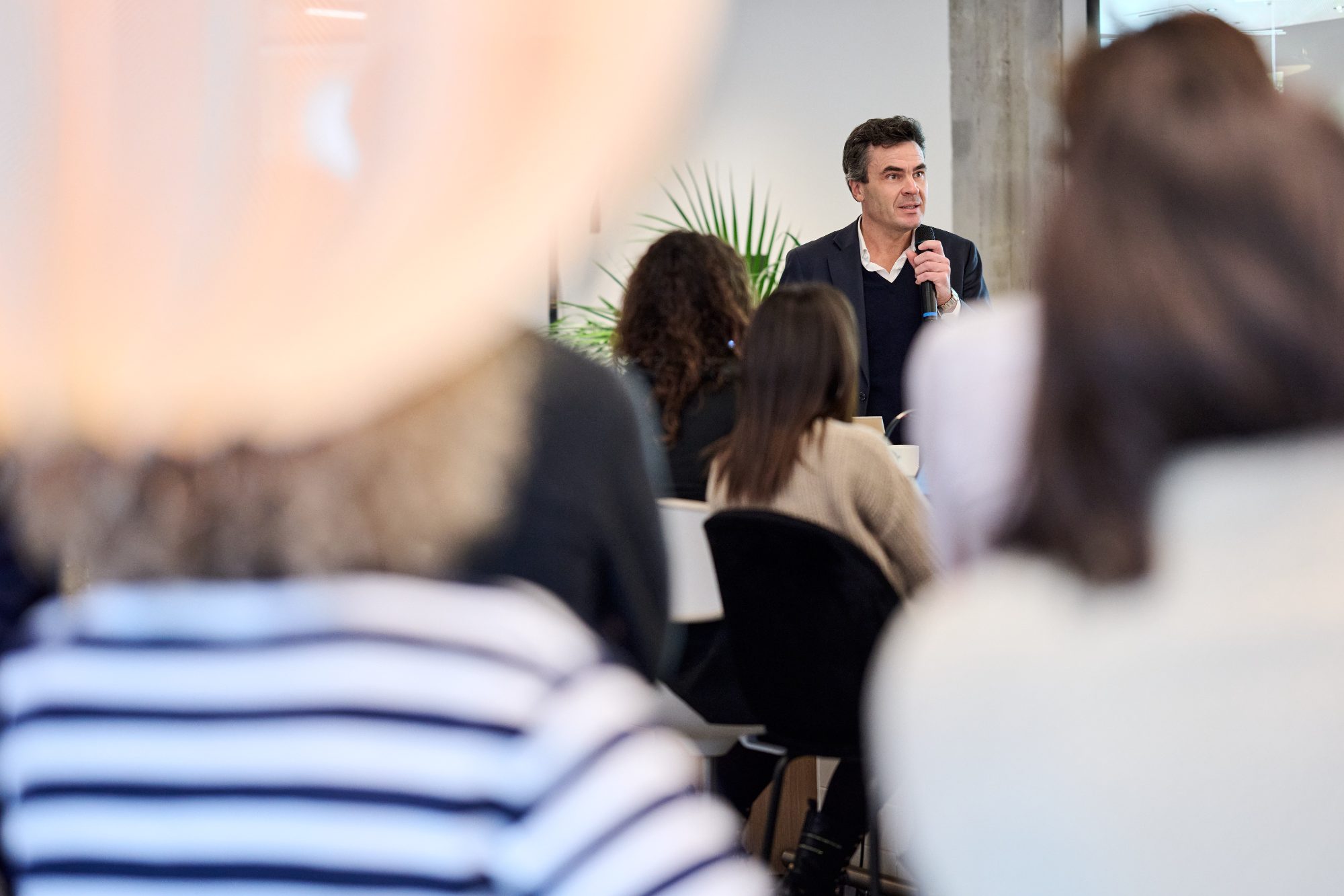 Speaker addressing an audience at a Befimmo event