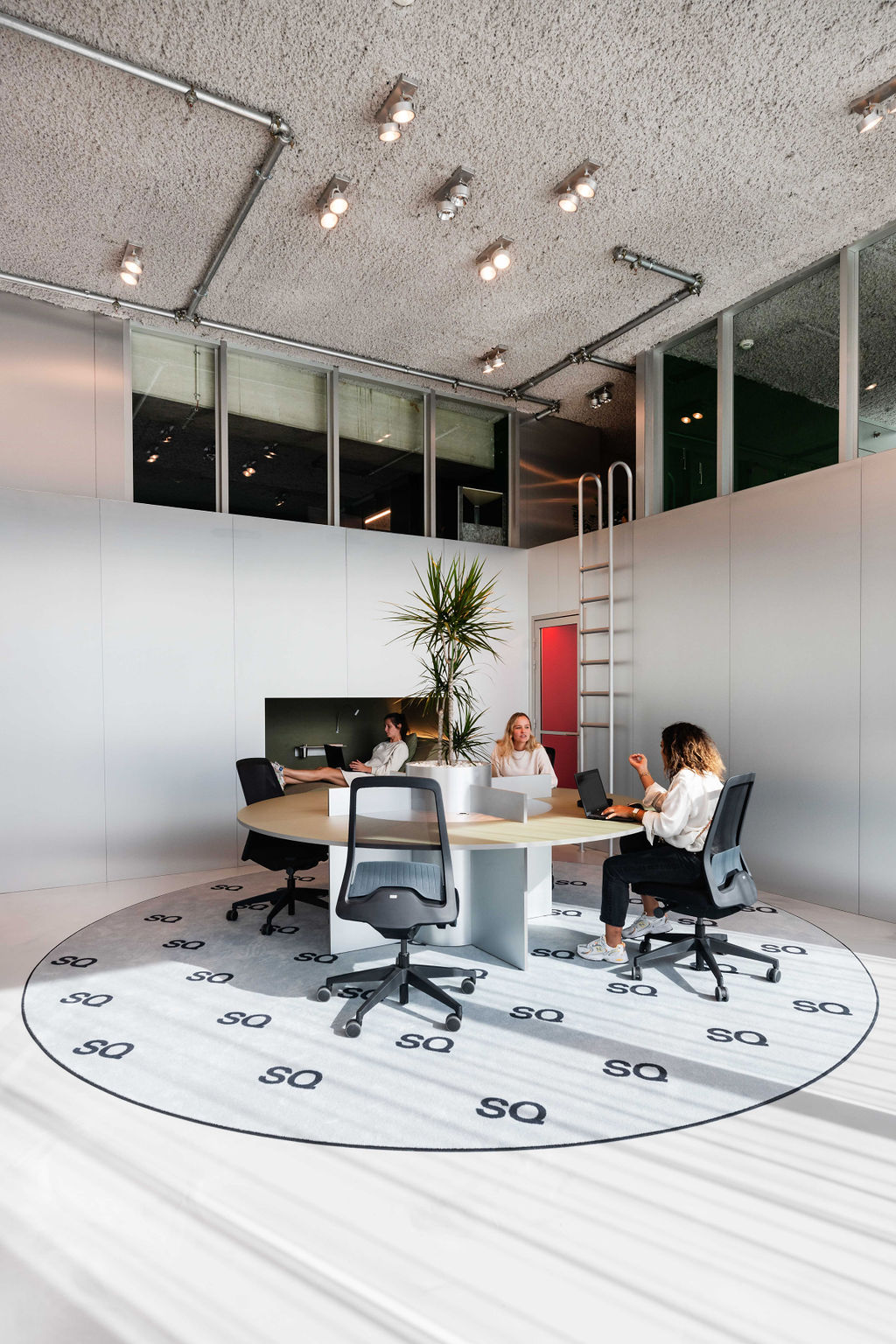 Silversquare meeting table, Antwerp Tower