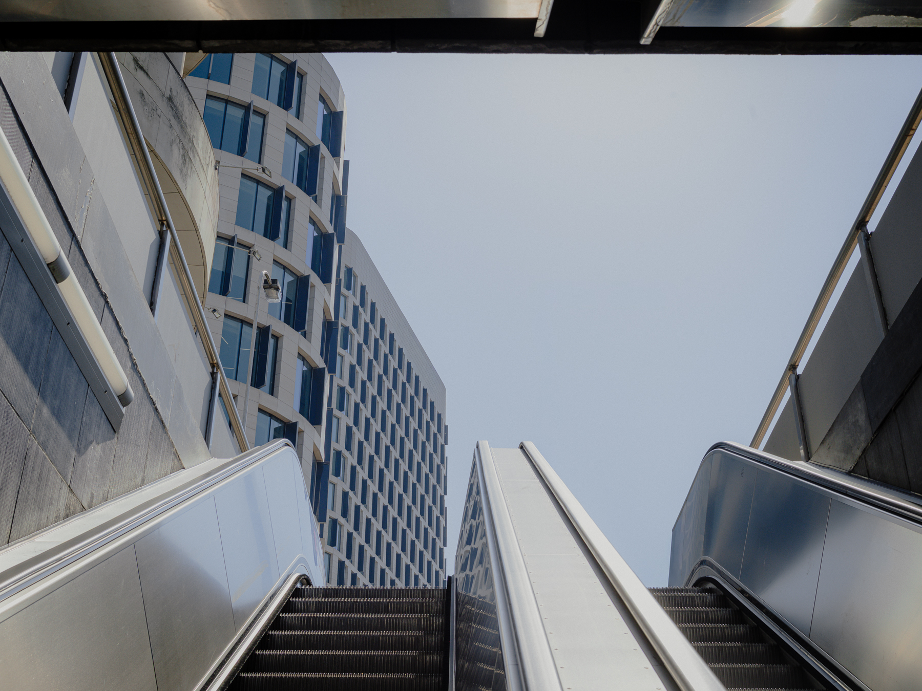 Escalators up to a Befimmo building